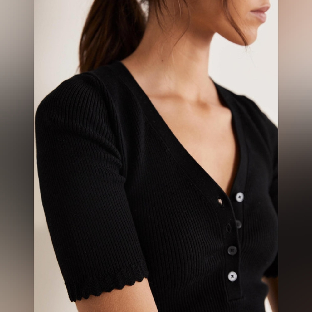 Boden knit v neck shirt size 8